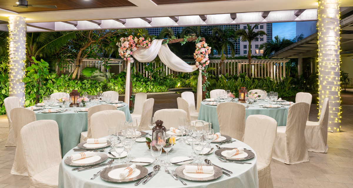 Poolside Restaurant & Bar 
