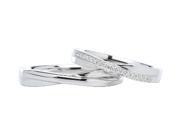 A Pair of Wedding Bands in 18K Gold