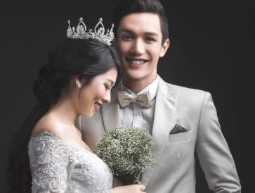 Near 50% off for Pre-wedding Photoshoot with 40 – 50 Combinations Indoor Shooting & Digital Touch Up